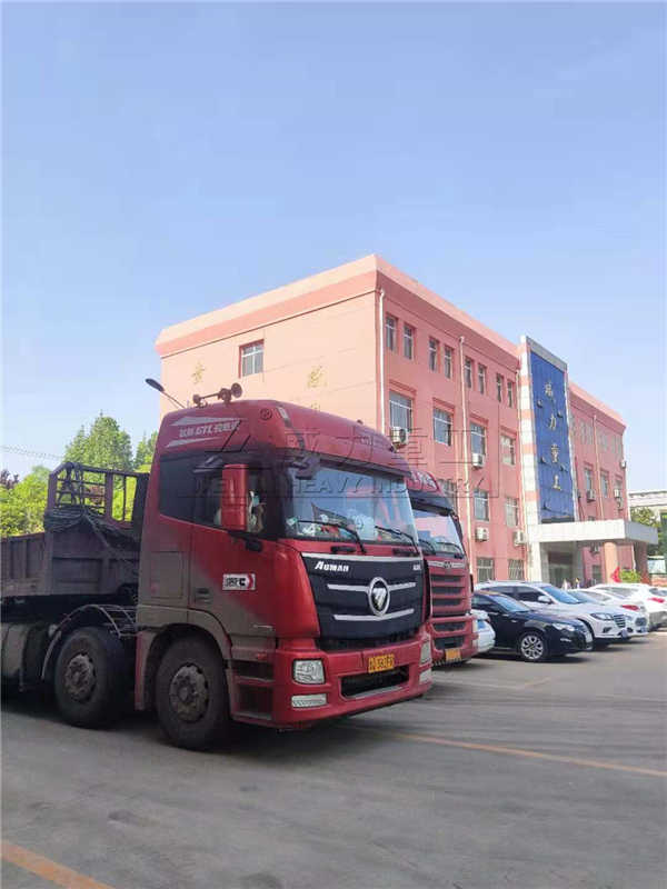 磁性材料成型液壓機裝車發(fā)貨